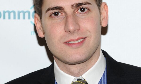 Quem é Eduardo Saverin, bilionário brasileiro que comprou participação no Liverpool