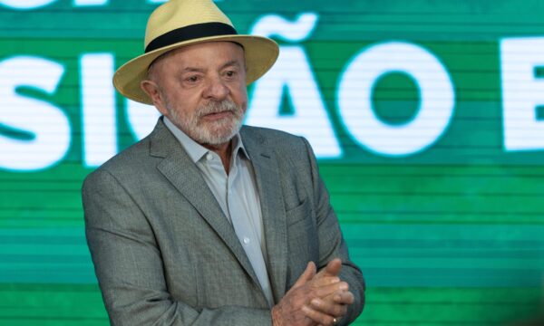 Lula diz que não será candidato que fará 'promessas' de campanha