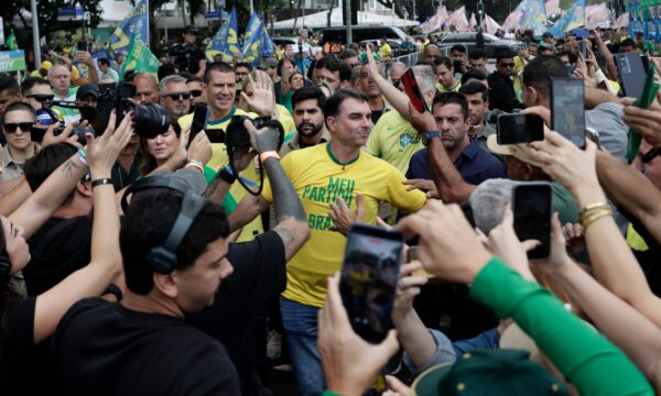 Análise: Flávio 'se veste' de Bolsonaro e foca em segurança e economia