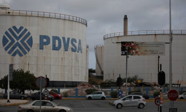 Gestão Trump negocia com governo interino da Venezuela para assumir parte das reservas de petróleo do país, diz site