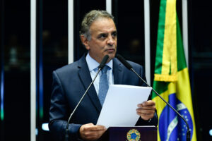 Aécio Neves diz que ‘mudou de rota’ e confirma candidatura ao Senado em Minas Gerais
