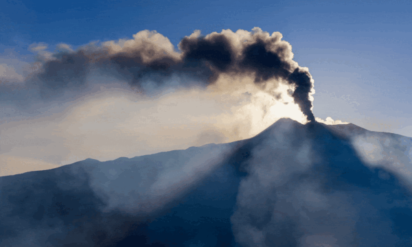 Erupção do Etna atrai multidão de turistas na Itália; veja FOTOS e VÍDEO