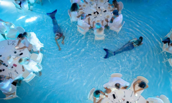 Jantar dentro de piscina com 'sereia' entre mesas viraliza e rende piadas no Brasil; conheça