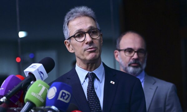 Zema desiste de debate da Band devido à ausência de Lula