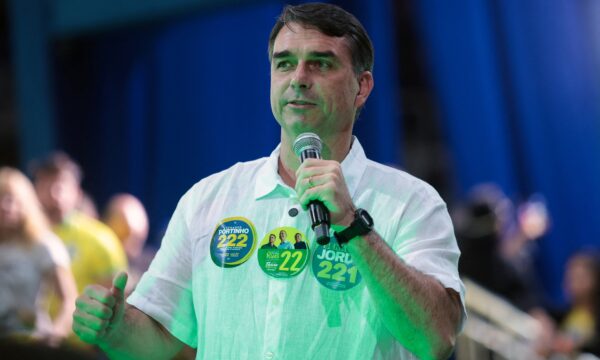 Quebra de sigilo do Master expõe Flávio investigado e gera troca de ataques no STF