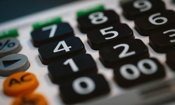 Juros futuros recuam com retomada do rali eleitoral, mas exterior limita movimento