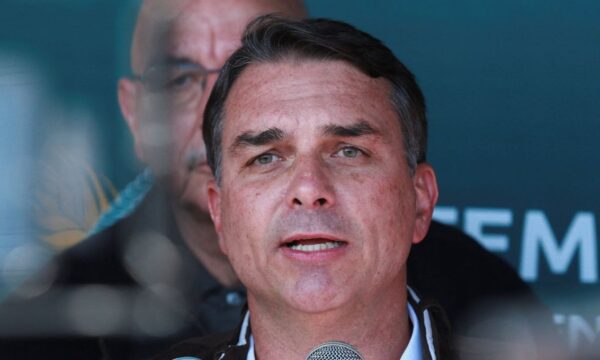Antes de ato na Paulista, Flávio pede “espada da Justiça” de Deus na Praça dos Três Poderes