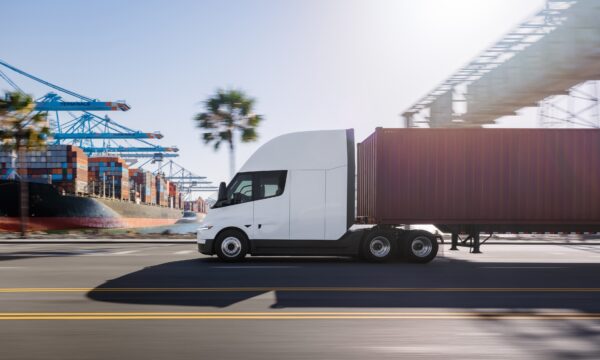 Tesla mira mercado europeu de carga com caminhão Semi