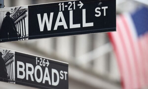 Wall Street opera em queda após surpresa com payroll