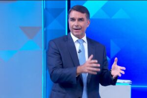 Flávio segue sugestão de Nikolas e encerra debate na Globo pedindo que população 'reze um pai-nosso'
