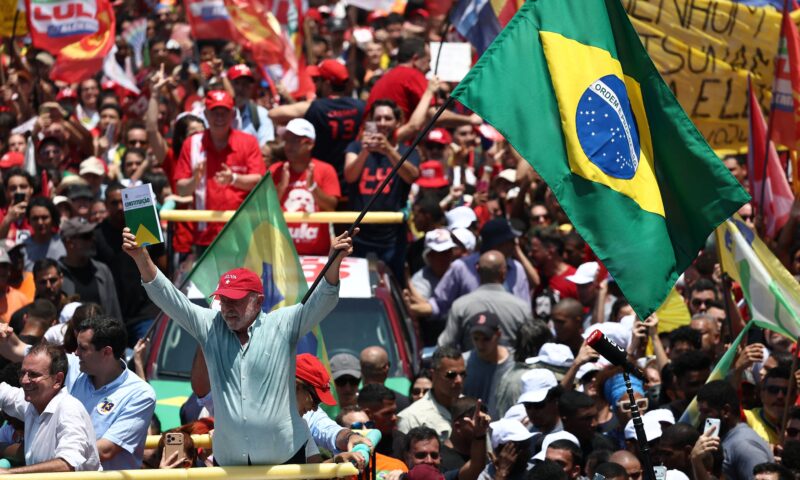 Pneu de carro de Lula fura; presidente aproveita para falar com público em Copacabana