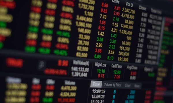 Bolsas da Europa recuam com petróleo e títulos soberanos