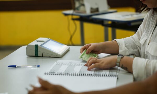 Trabalhar nas eleições dá direito a folga? Quanto ganha um mesário? Veja os benefícios